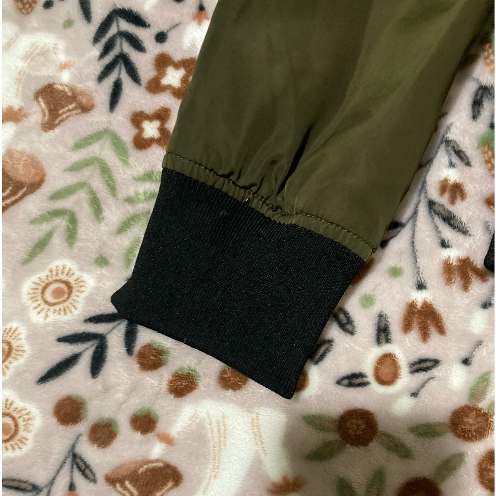 Zara Woman Olive Green Bomber Jackek
Size: M - Picture 8 of 14